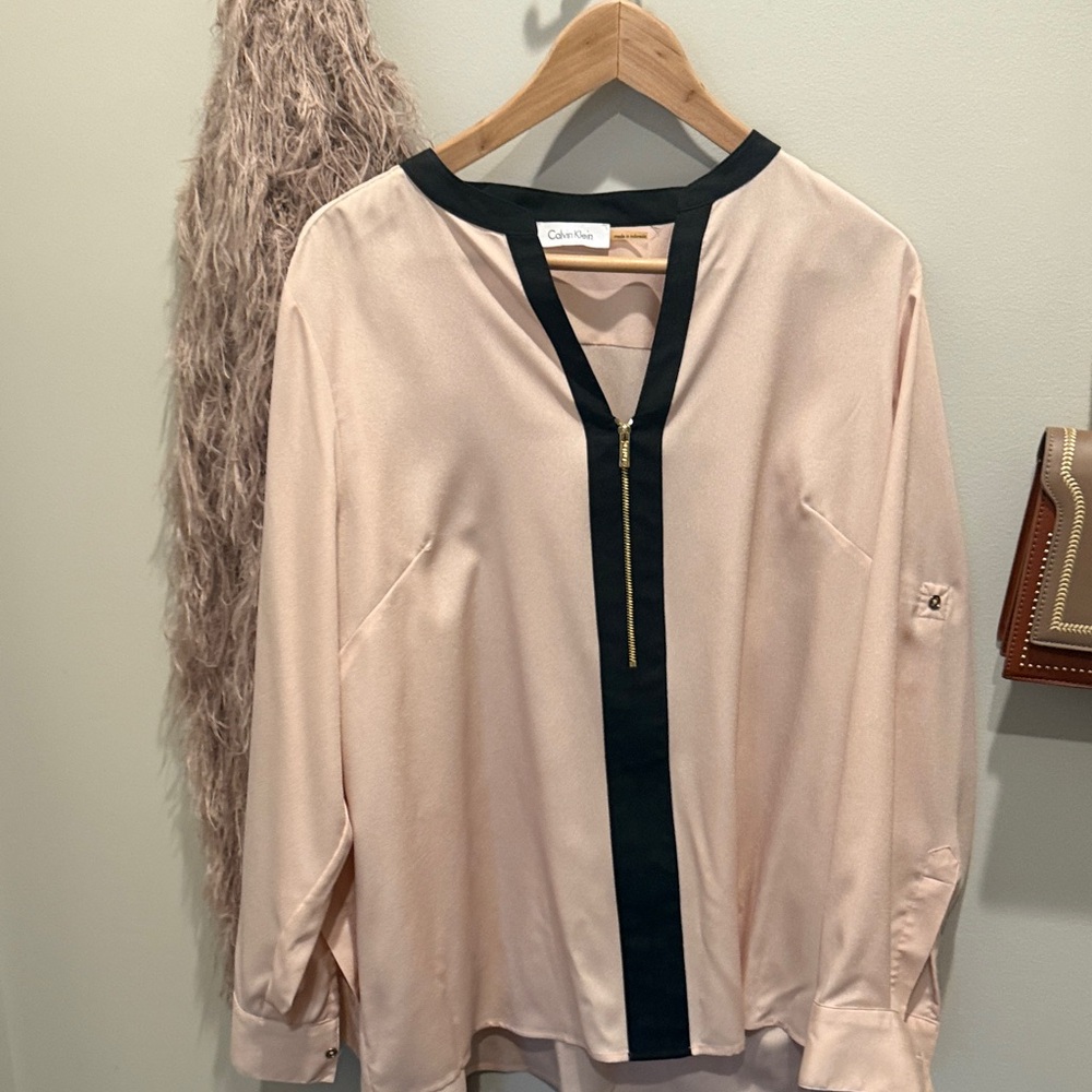 Calvin Klein Women's Blouse in Cream with Black Accents